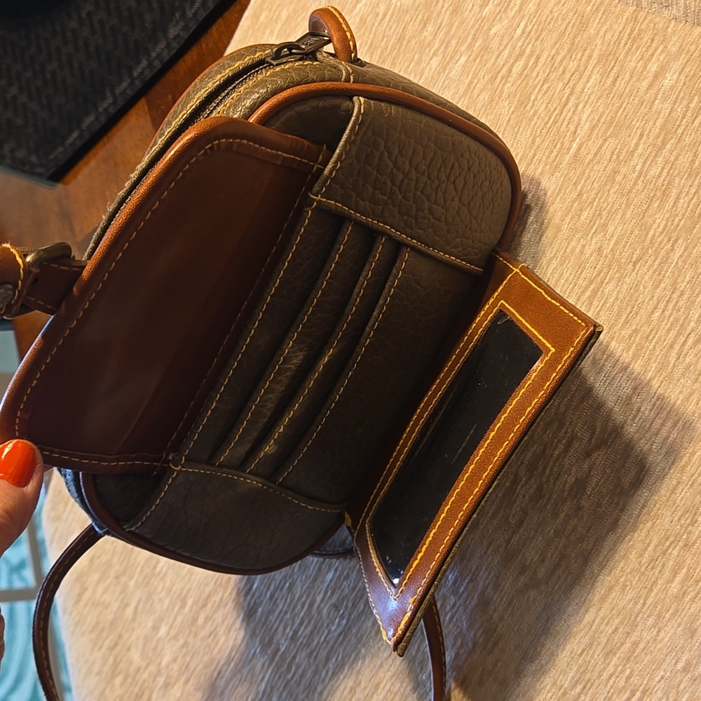 Esprit Brown Olive Crossbody Bag with Vintage-Inspired Design - Picture 6 of 7